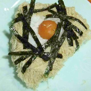 とろろ昆布と小梅のおにぎり